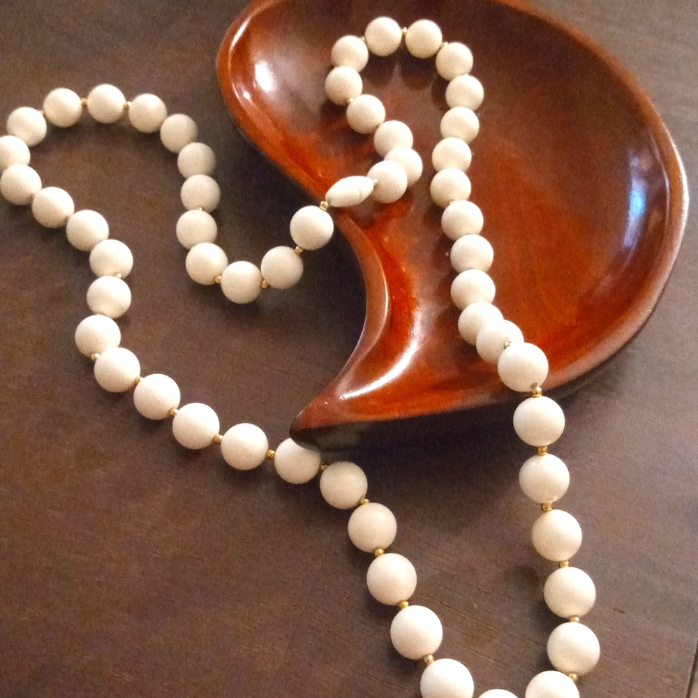 Vintage 1950s Cream Glass Beaded Necklace.